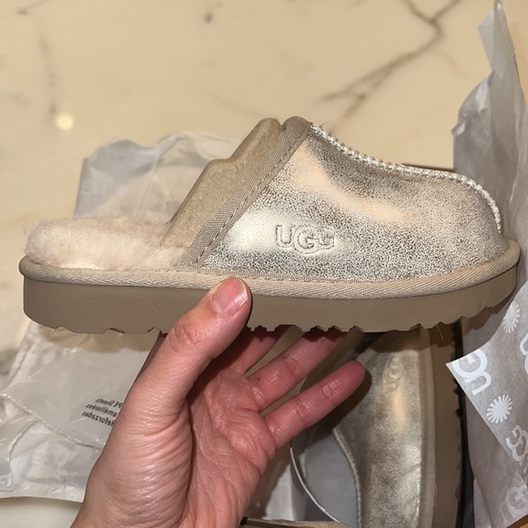 UGG Kids' Keegan Metallic Plush Faux Fur Lined Slipper in Gold NIB - Picture 4 of 8